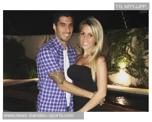 苏亚雷斯分享温馨圣诞合照女儿成焦点祝大家节日快乐