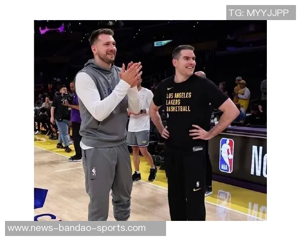 小里与拉拉维亚合影NBA商店东契奇调侃球迷买不买自己球衣